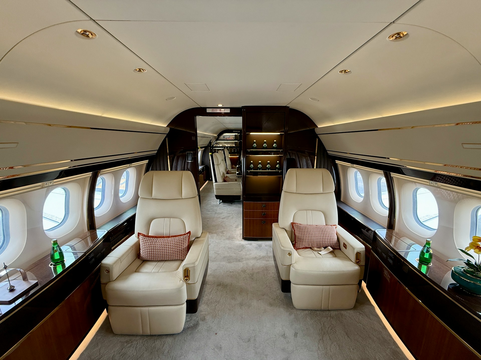 Interior de aeronave privativa representando mobilidade premium, gestão de deslocamentos e assessoria de viagem exclusiva da Eloine Canato Assessoria