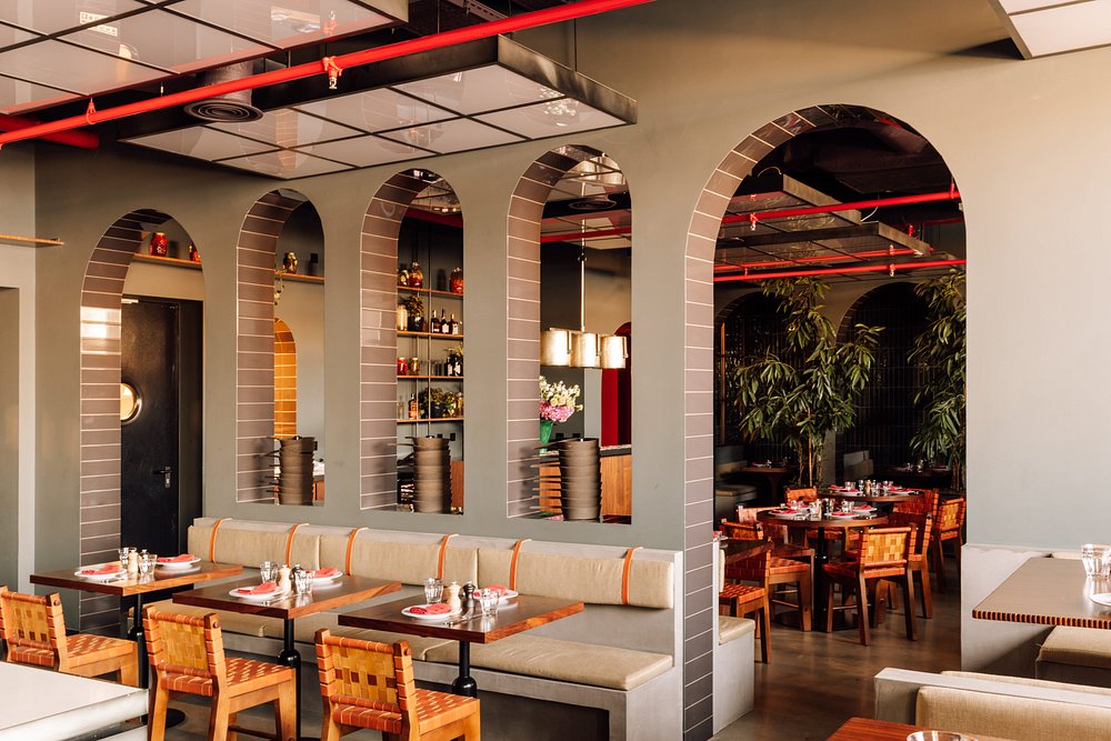 Restaurante Pot & Pan no The Rebello, em Vila Nova de Gaia, com interior contemporâneo e proposta gastronômica alinhada a uma hospedagem de alto padrão em Porto