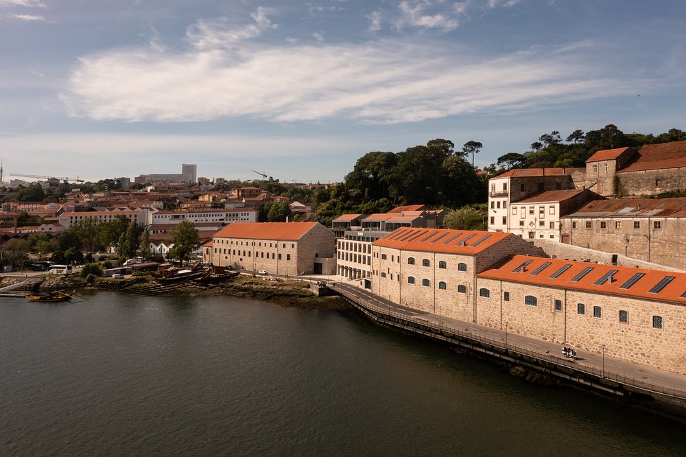 Vista externa do The Rebello em Vila Nova de Gaia, às margens do rio Douro, em posição estratégica para explorar Porto com mais elegância e fluidez