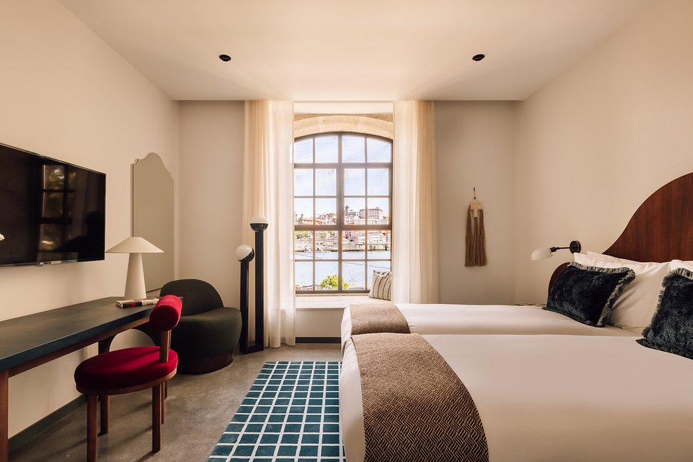Suite do The Rebello em Vila Nova de Gaia com cama ampla, design contemporâneo e vista privilegiada para uma viagem high-end em Porto
