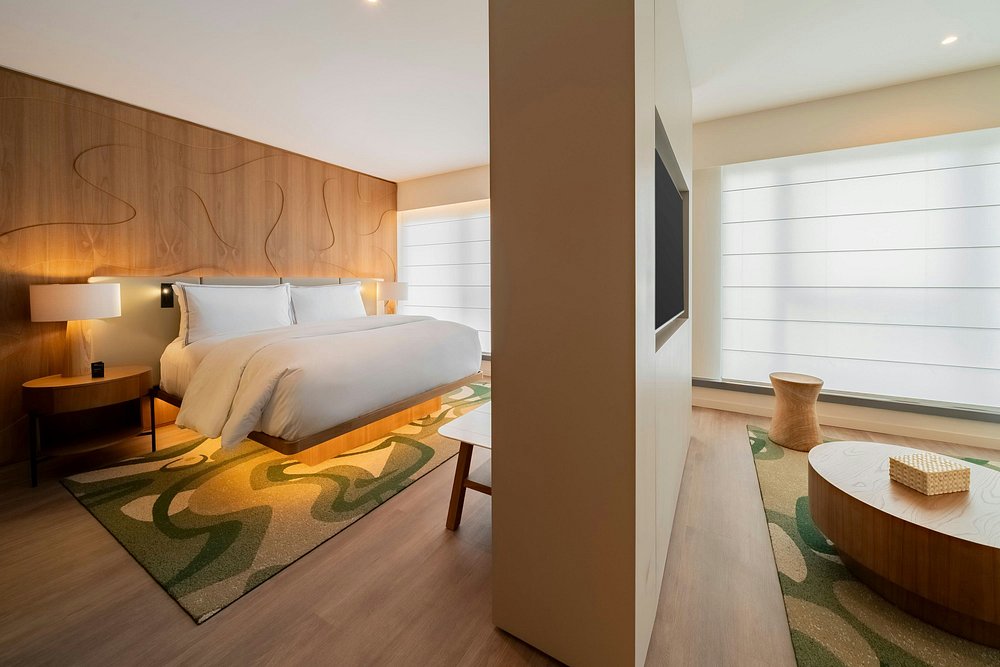 Suíte júnior no Westin Itaim Bibi, em São Paulo, com integração entre área de descanso e estar, ideal para executivos em viagem
